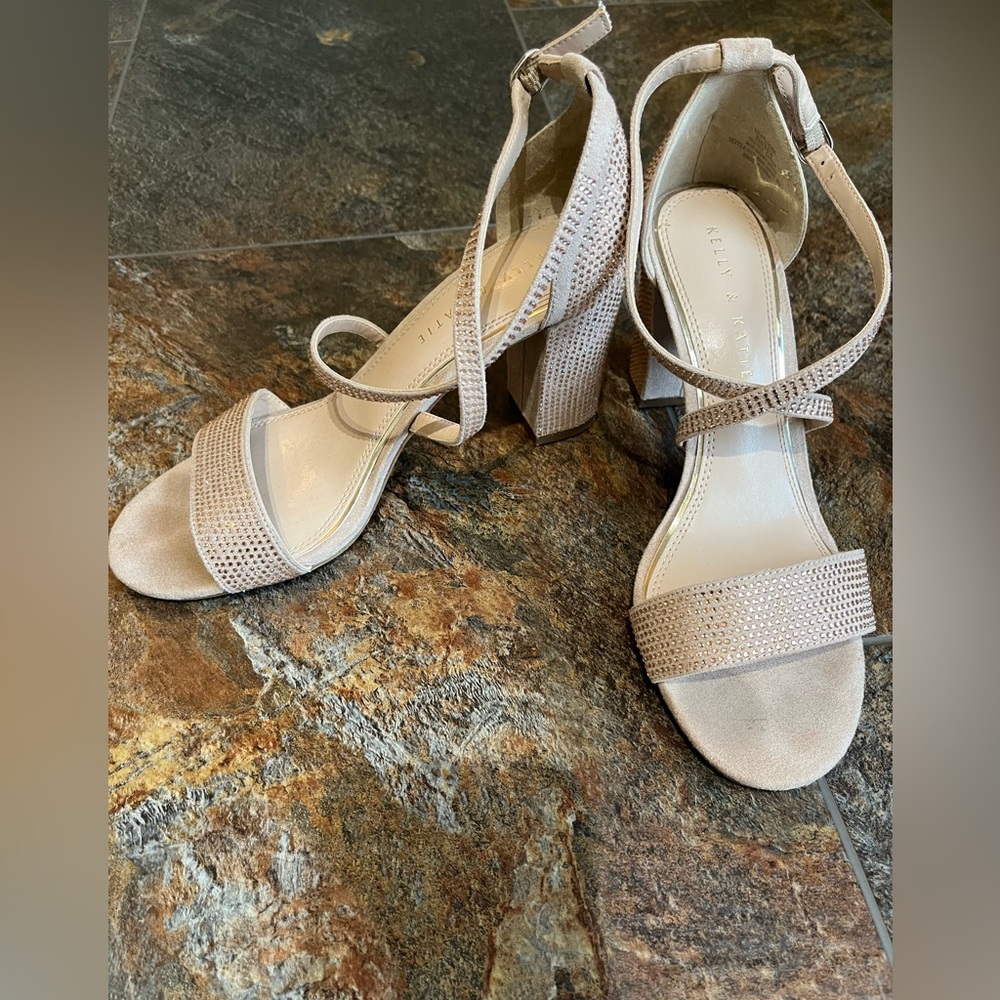 Kelly & Katie Paloona nude color with rose gold rhinestones sandals shoe. Size 8